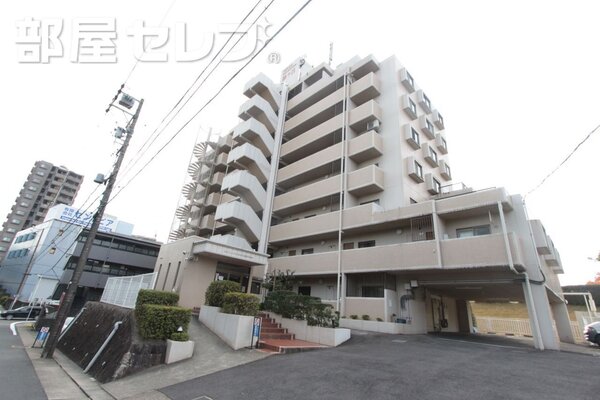 光が射して明るい雰囲気の建物です。