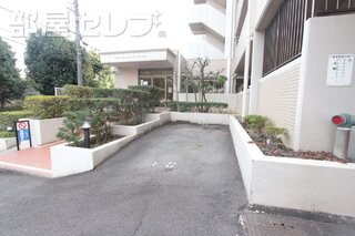 整頓された駐輪場。バイク置き場もあります。