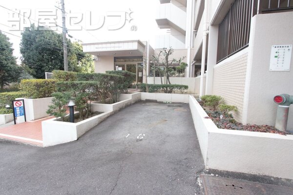 整頓された駐輪場。バイク置き場もあります。