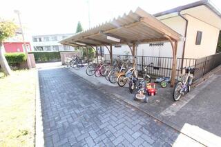 屋根付き駐輪場です。