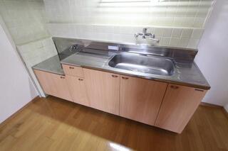 お好みのコンロが置けるキッチンです。