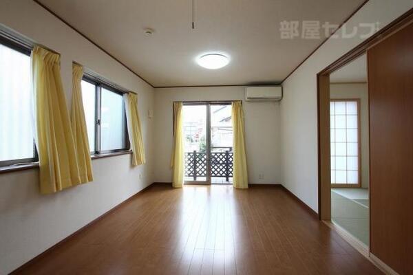 2ヶ所の出窓と南面の窓から明るい日差しが入り込みます