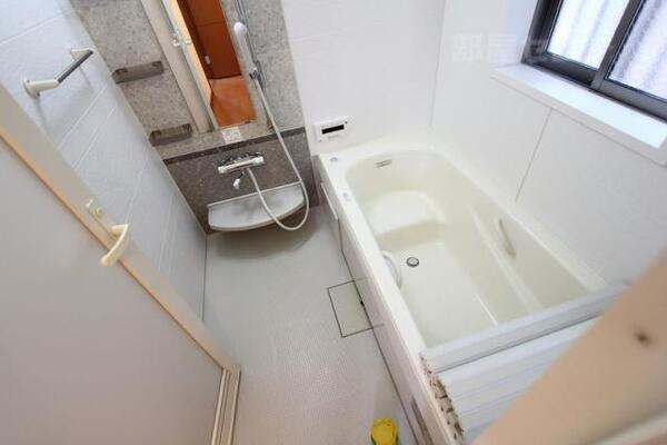1坪サイズの浴室で疲れを癒せます