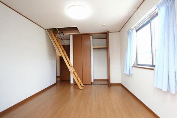 2階の洋室から小屋裏収納へとつづきます