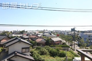 大きなクローゼットのある部屋です。