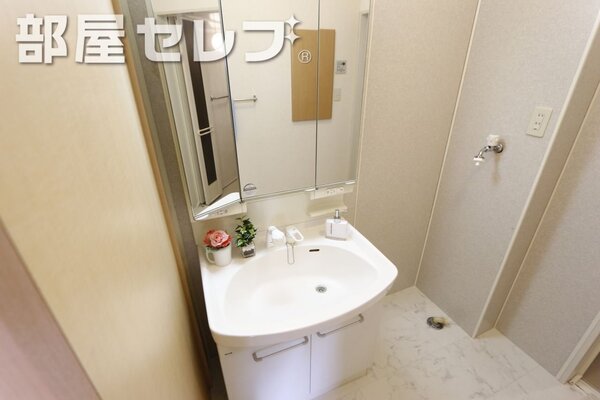 洗髪洗面化粧台の独立洗面所です。