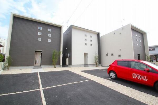 お洒落に3戸並んでいる建物です。