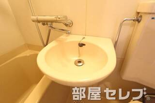 浴室の中にあるタイプの洗面台です。