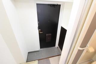 玄関は広めで出入りしやすいです。
