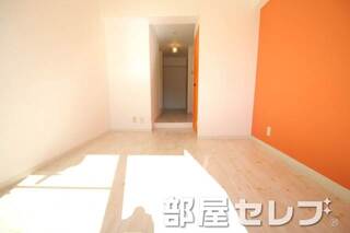 オレンジが輝く明るいお部屋です。