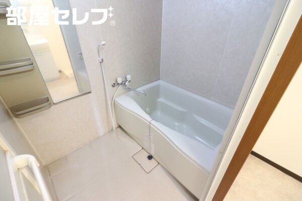 ※601号室内装写真参照