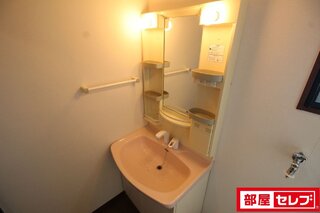 とても大きな奥行きのある収納です。洋服も沢山かけれます。