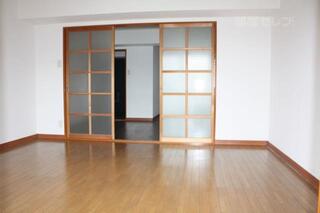 窓があるお部屋なので明るいです。