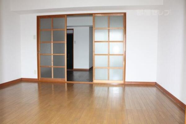 窓があるお部屋なので明るいです。