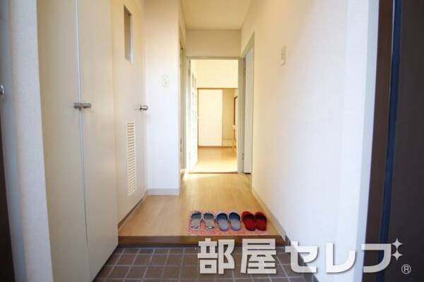 玄関から見ても明るいですね。