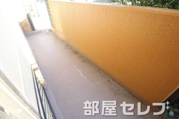 明るいバルコニーです。