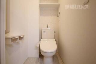 温水洗浄便座が設備として備わります。