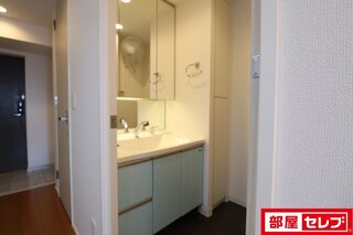 温水洗浄便座が設備として備わります。