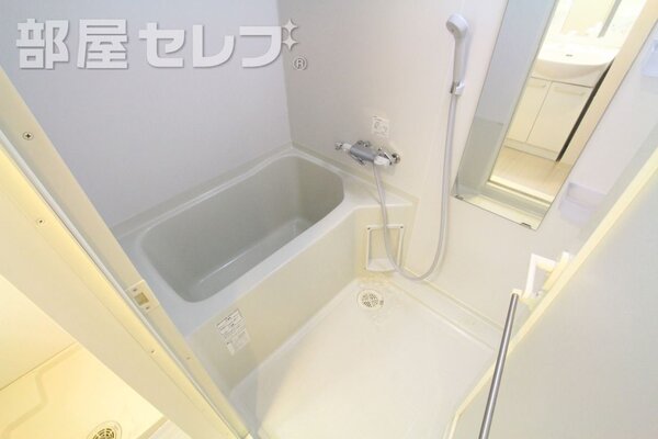 水廻りも綺麗ですよ。シャンプーなど小物を置く棚もあります。