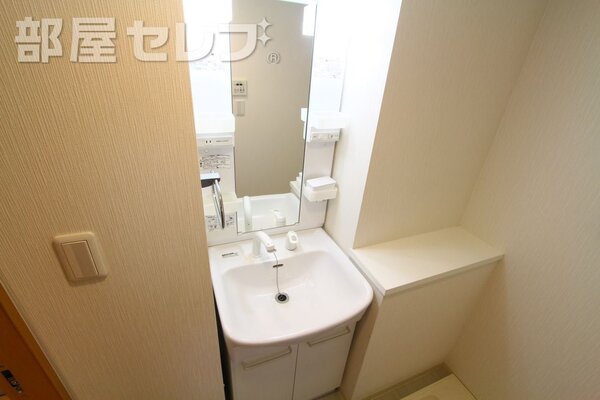 洗髪洗面化粧台で朝の準備も万端です。