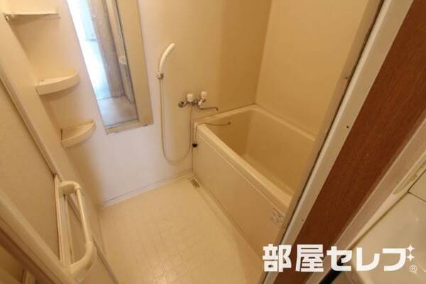 ※303号室内装写真参照