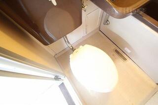 トイレで考え事でも。