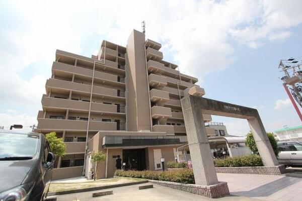 タイル張りで重厚感のある建物です。