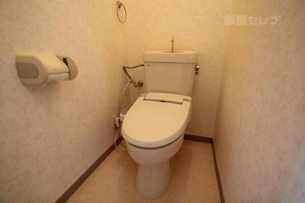 トイレで考え事でも。
