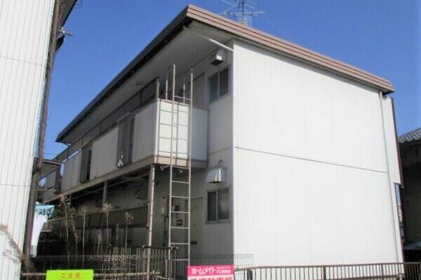 白をベースにした建物です。（イメージ図の為、現況を優先します）