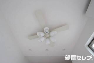 天井にはファンが付いています。