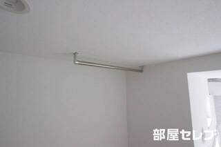 ロフトにはハンガーパイプ。