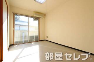 白を基調とした明るい南向き洋間　3A号室の写真です。