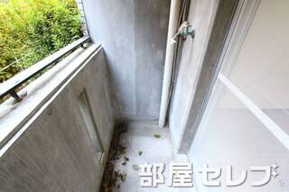 ベランダに洗濯機置き場があります　3A号室の写真です。