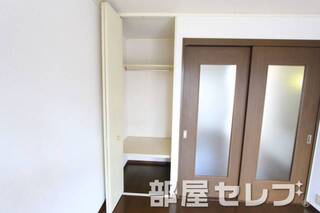 奥行きのある収納。
