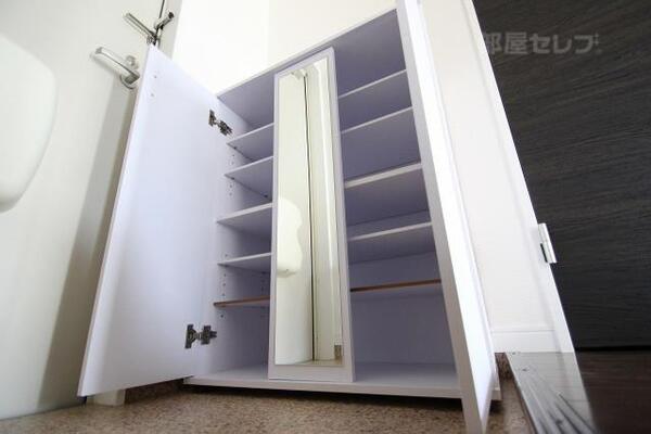 鏡付き下駄箱がありますので、外出時の足元コーディネート確認できます。