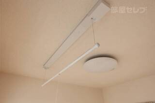 お部屋の中に物干しがあります