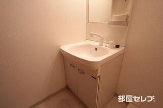 洗面台にも収納があります