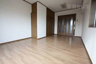 明るい色を基調としたお部屋です。