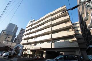 分譲マンションの雰囲気を醸し出すエントランス。