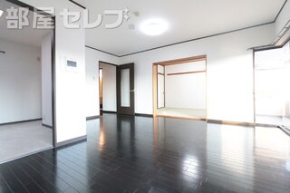 シックな感じのリビングルームです。