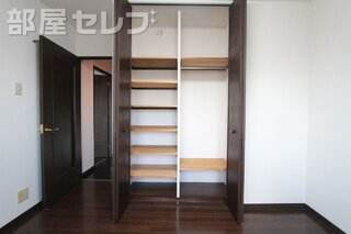 大きな鏡の独立洗面台があります。