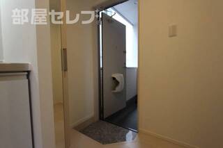 鏡つきのシューズボックスあります。