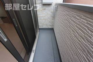 シャッター付きのバルコニー。