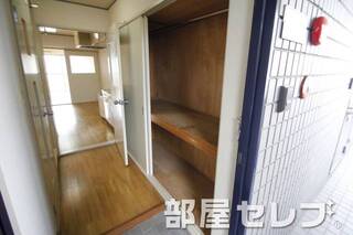 奥行きある収納。