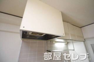 キッチン上部収納。