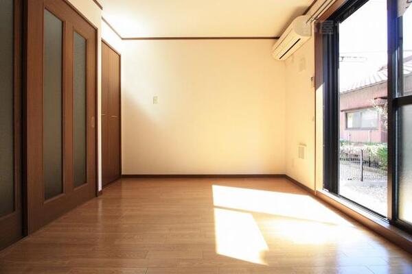 南側の洋室6帖のお部屋です。
