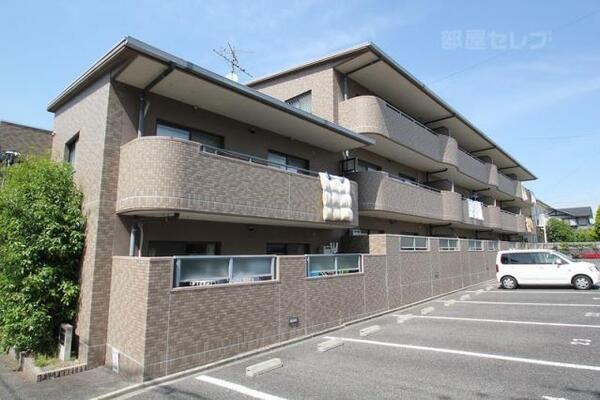 タイル貼りのキレイな建物です。