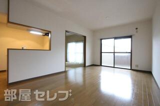 お洒落なカウンターキッチンのリビングです。