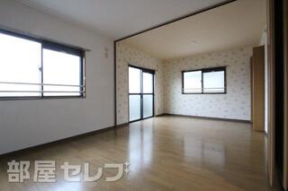 中央の扉を開けて一つのお部屋に。