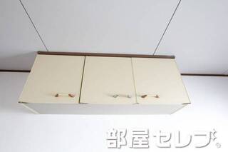 台どころ上収納棚付き。